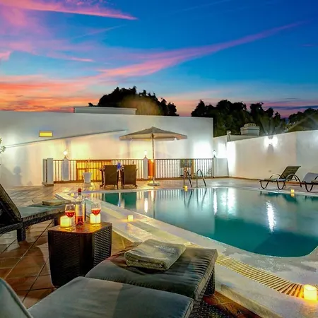 Villa Sleeps 4 Pool Wifi *