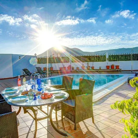 Sleeps 4 Pool Wifi Guatiza