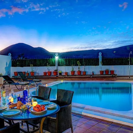 Villa Sleeps 4 Pool Wifi