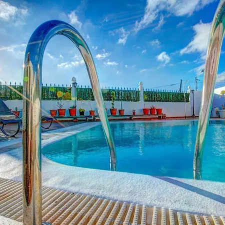 Villa Sleeps 4 Pool Wifi