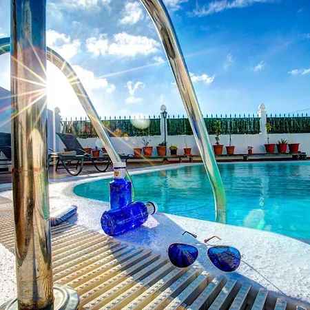 Sleeps 4 Pool Wifi Guatiza