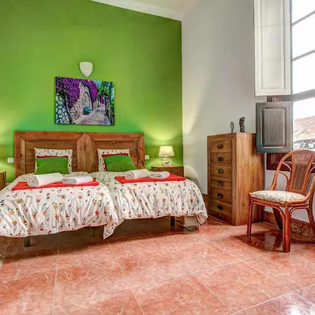 Villa Sleeps 4 Pool Wifi Guatiza