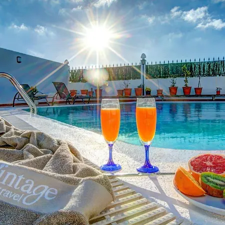 Villa Sleeps 4 Pool Wifi *