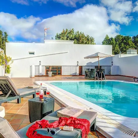 Sleeps 4 Pool Wifi * Guatiza
