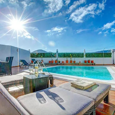 Sleeps 4 Pool Wifi * Guatiza