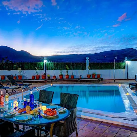 Sleeps 4 Pool Wifi Guatiza
